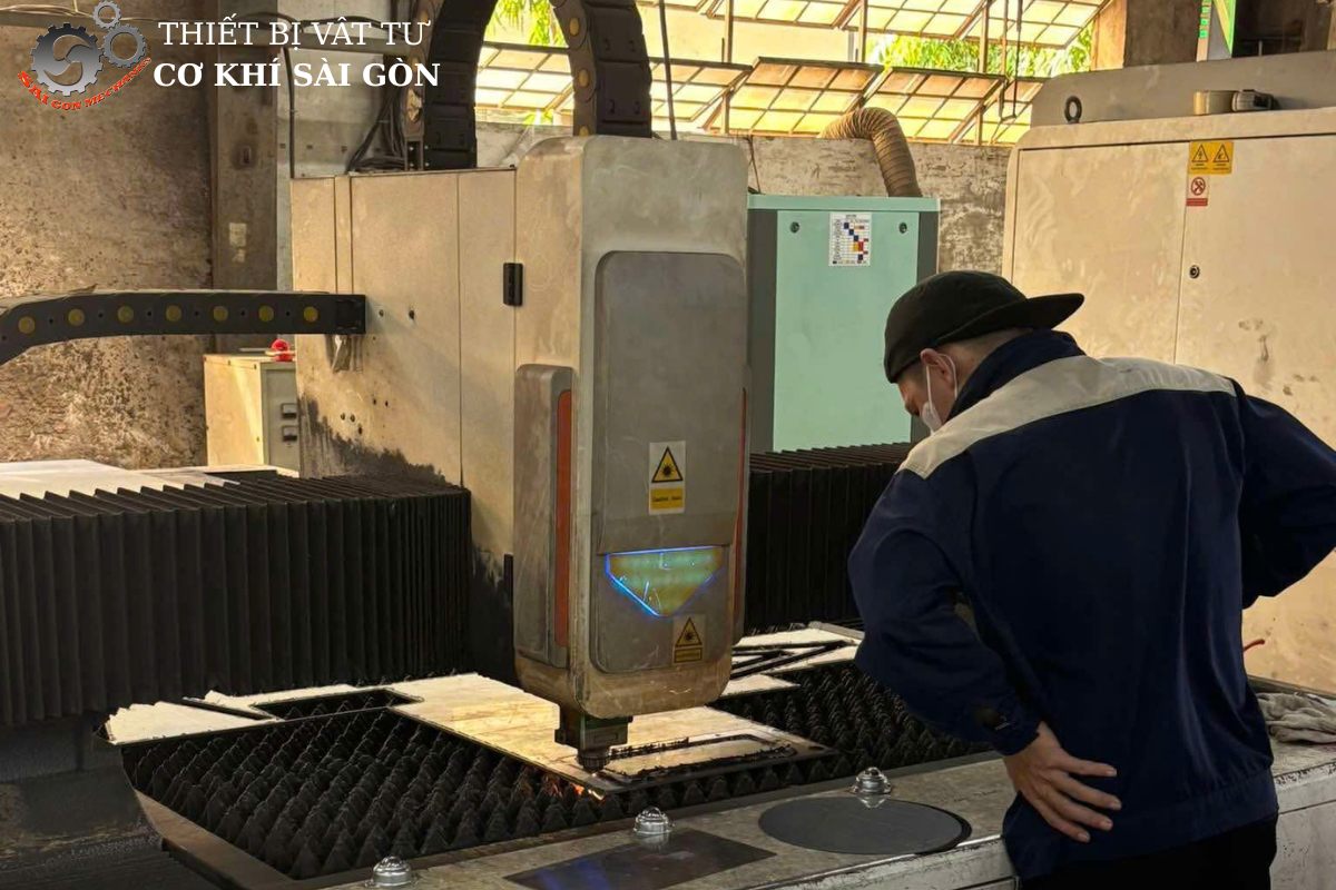NHÂN VIÊN BẢO TRÌ MÁY CẮT CNC